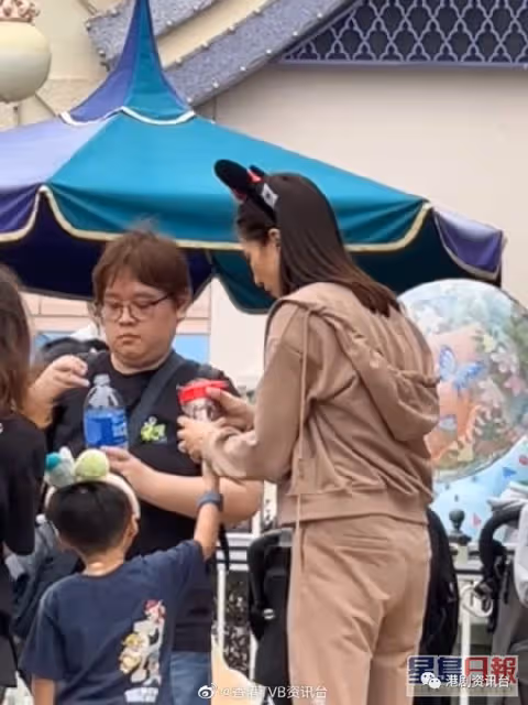 鍾嘉欣一拖三去迪士尼態度親民！大女五官精緻甩爸爸強大基因