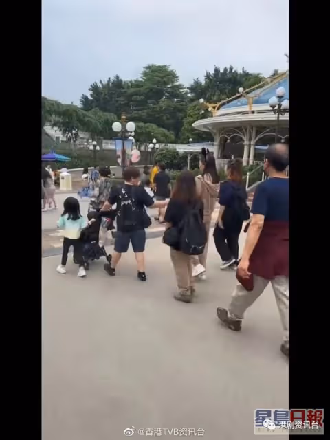 鍾嘉欣一拖三去迪士尼態度親民！大女五官精緻甩爸爸強大基因