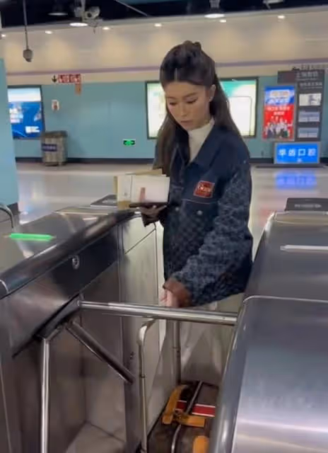 親民！港女星全身超十萬名牌現身地鐵，婚後變過億闊太拒做少奶奶