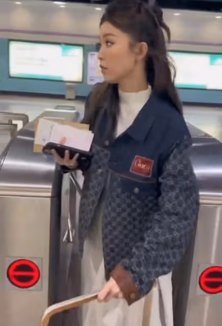 親民！港女星全身超十萬名牌現身地鐵，婚後變過億闊太拒做少奶奶