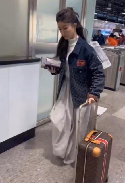 親民！港女星全身超十萬名牌現身地鐵，婚後變過億闊太拒做少奶奶