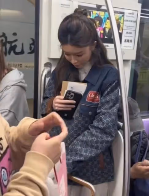 親民！港女星全身超十萬名牌現身地鐵，婚後變過億闊太拒做少奶奶