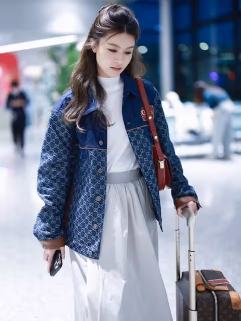 親民！港女星全身超十萬名牌現身地鐵，婚後變過億闊太拒做少奶奶