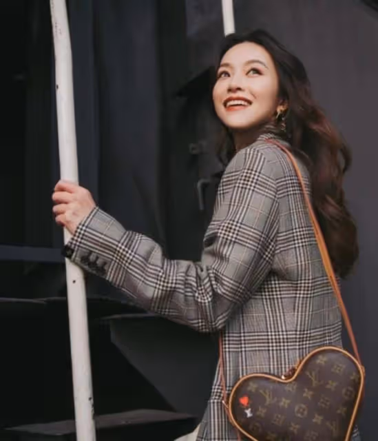 親民！港女星全身超十萬名牌現身地鐵，婚後變過億闊太拒做少奶奶