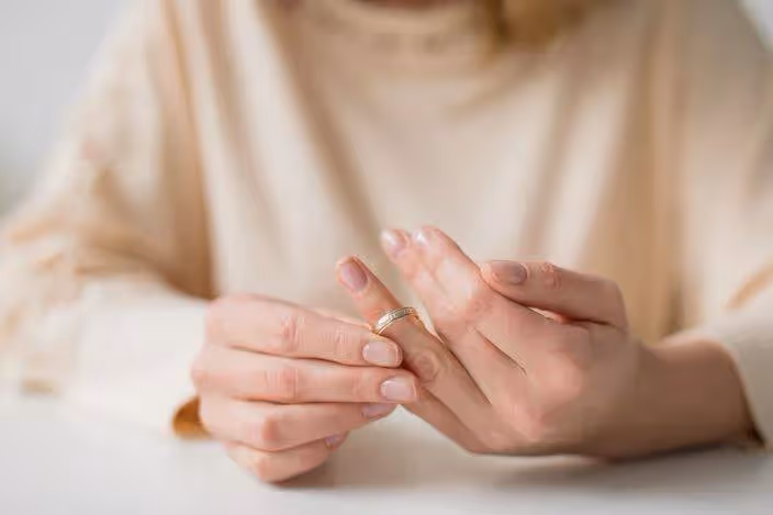 和老公結婚一年了!但每次親密前他都要蒙上我的臉,然後......無意發現的真相讓我痛哭流涕!