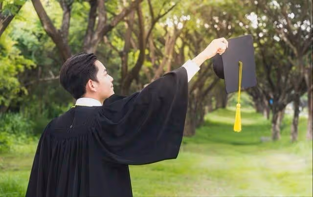 弟媳再婚拋棄兒子，我把侄子供到博士，如今弟媳找上門：這是我兒！