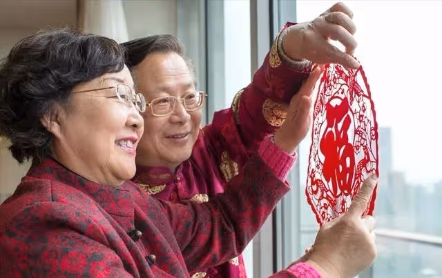 弟媳再婚拋棄兒子，我把侄子供到博士，如今弟媳找上門：這是我兒！