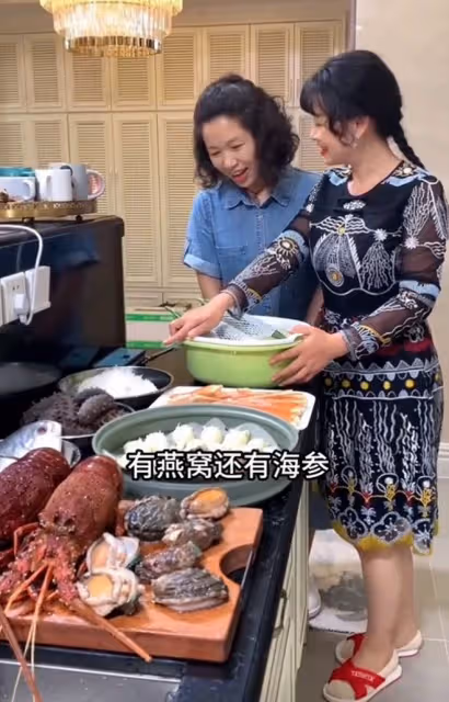 知名港星現身豪宅吃大餐!62歲發福變化大,定居內地花200萬開店