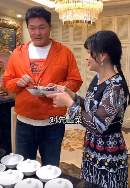 知名港星現身豪宅吃大餐!62歲發福變化大,定居內地花200萬開店