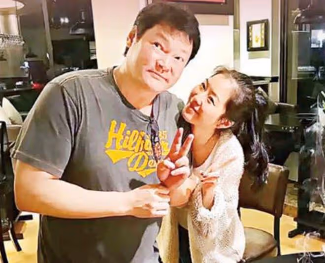 知名港星現身豪宅吃大餐！62歲發福變化大，定居內地花200萬開店
