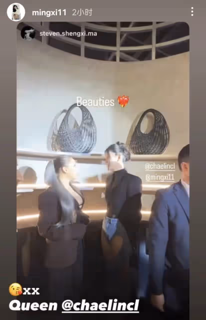 奚夢瑤出席活動,牛仔褲破洞多,露出心形大腿,新造型古怪引熱議