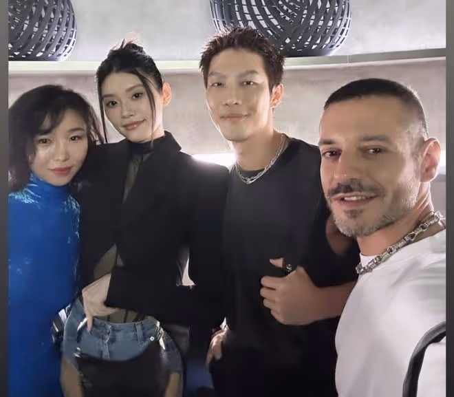 奚夢瑤出席活動,牛仔褲破洞多,露出心形大腿,新造型古怪引熱議