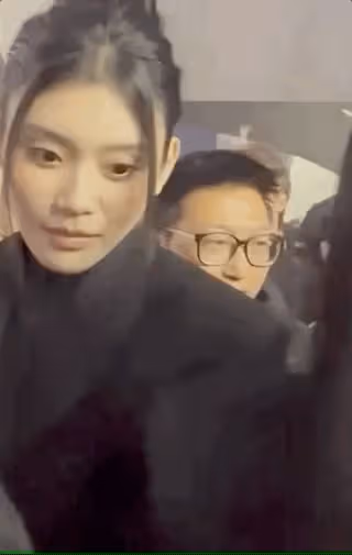 奚夢瑤出席活動,牛仔褲破洞多,露出心形大腿,新造型古怪引熱議