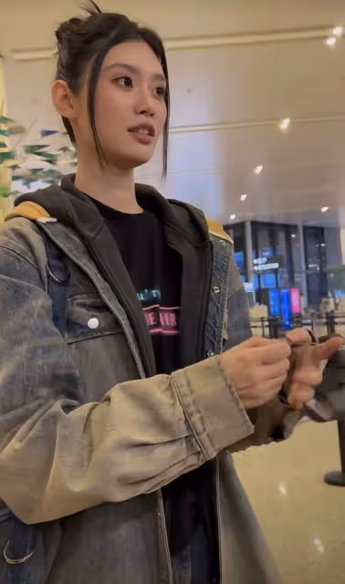 奚夢瑤出席活動,牛仔褲破洞多,露出心形大腿,新造型古怪引熱議
