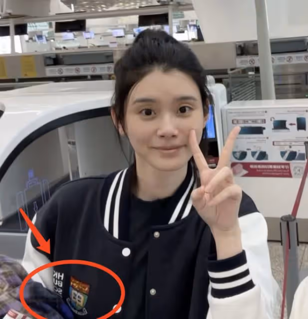 奚夢瑤出席活動,牛仔褲破洞多,露出心形大腿,新造型古怪引熱議