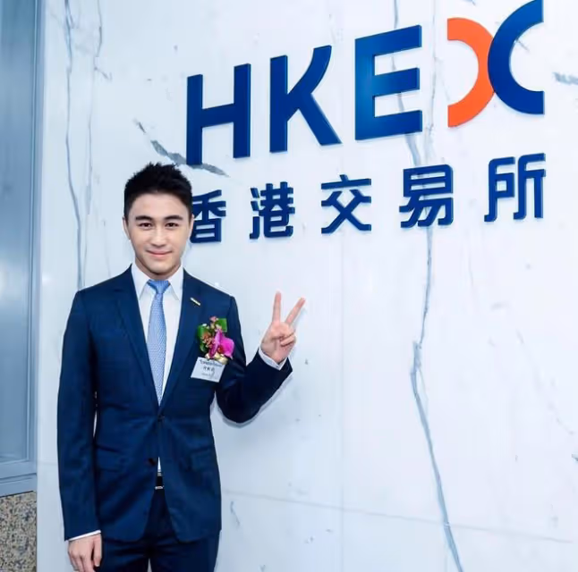 奚夢瑤出席活動,牛仔褲破洞多,露出心形大腿,新造型古怪引熱議