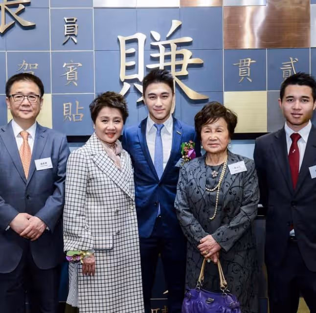 奚夢瑤出席活動,牛仔褲破洞多,露出心形大腿,新造型古怪引熱議