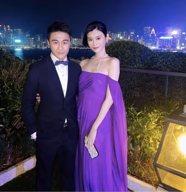奚夢瑤出席活動,牛仔褲破洞多,露出心形大腿,新造型古怪引熱議