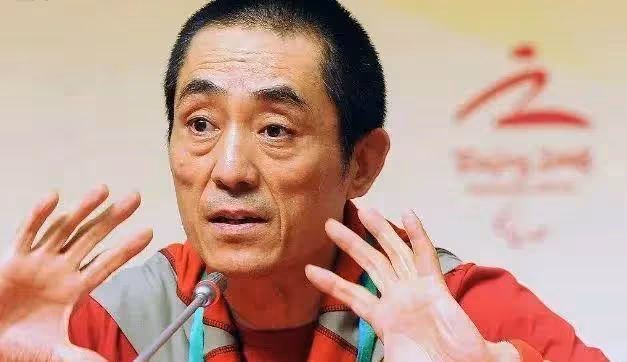 記者問張藝謀:「你身家40億,超生罰748萬,弟弟還在修車?」他只說一句,讓其閉嘴