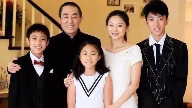 記者問張藝謀:「你身家40億,超生罰748萬,弟弟還在修車?」他只說一句,讓其閉嘴