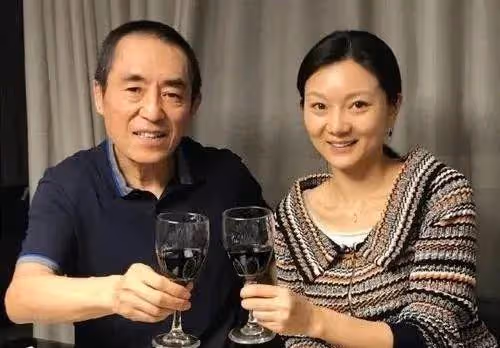 記者問張藝謀:「你身家40億,超生罰748萬,弟弟還在修車?」他只說一句,讓其閉嘴