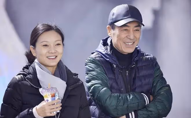 記者問張藝謀:「你身家40億,超生罰748萬,弟弟還在修車?」他只說一句,讓其閉嘴