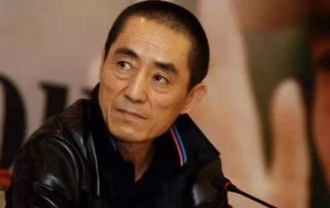 記者問張藝謀:「你身家40億,超生罰748萬,弟弟還在修車?」他只說一句,讓其閉嘴