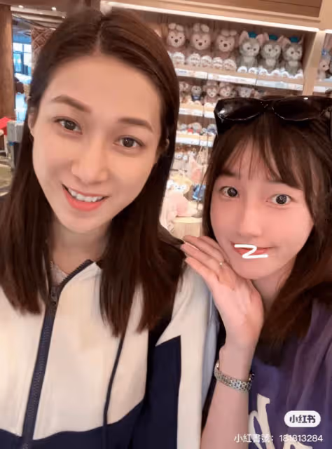 TVB前花旦與三個子女入迪斯尼!素顏仍同Fans合照,平反黑面風波
