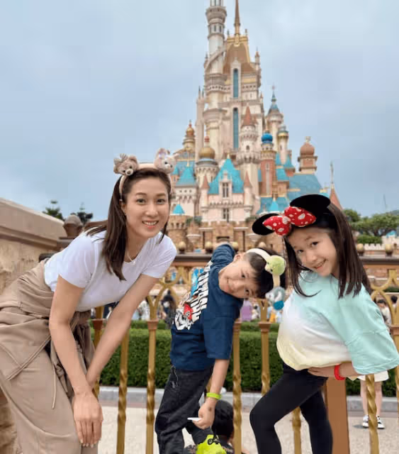 TVB前花旦與三個子女入迪斯尼!素顏仍同Fans合照,平反黑面風波