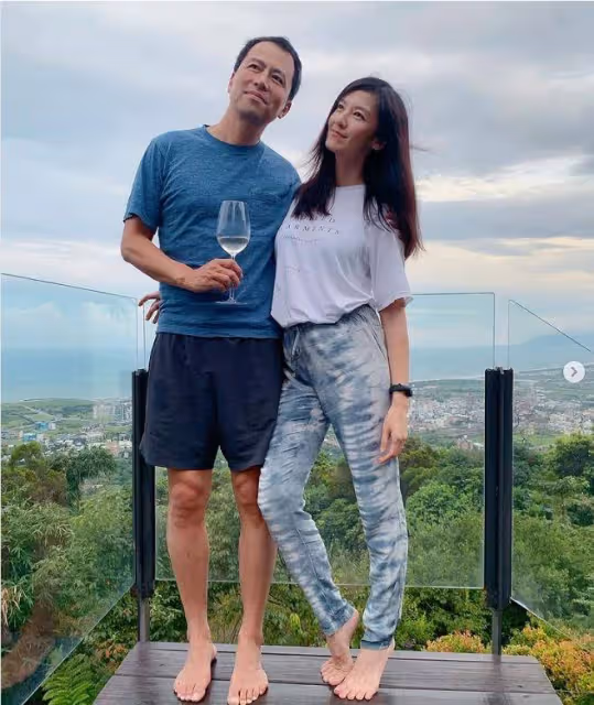 林熙蕾與圈外老公合照,身材年輕臉似少女般緊緻,老公卻看著像爹