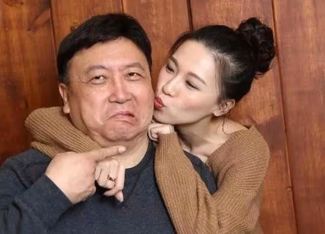 王晶女兒拍寫真!凹凸有致身材完美,登小楊哥直播間疑進軍內地