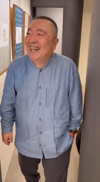 央視主持董浩辦畫展,衣著樸素現老年斑,尤小剛前妻田歌貌美如花