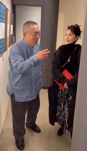 央視主持董浩辦畫展,衣著樸素現老年斑,尤小剛前妻田歌貌美如花