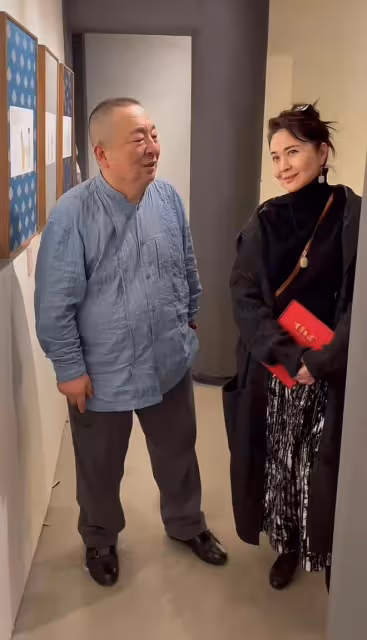 央視主持董浩辦畫展,衣著樸素現老年斑,尤小剛前妻田歌貌美如花