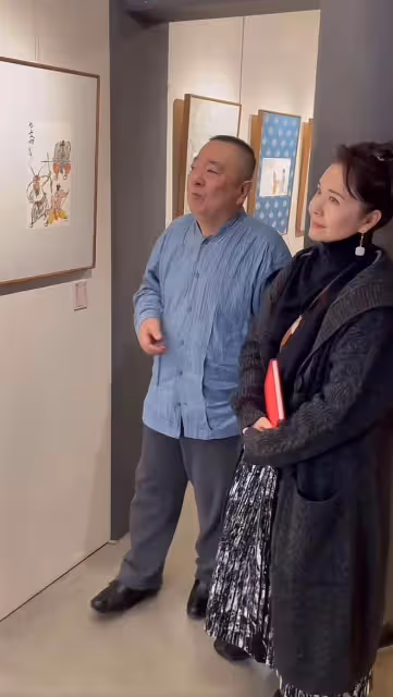 央視主持董浩辦畫展,衣著樸素現老年斑,尤小剛前妻田歌貌美如花