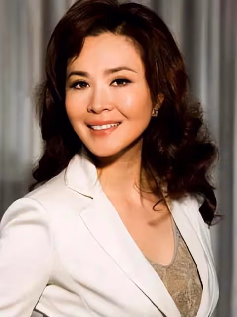 央視主持董浩辦畫展,衣著樸素現老年斑,尤小剛前妻田歌貌美如花
