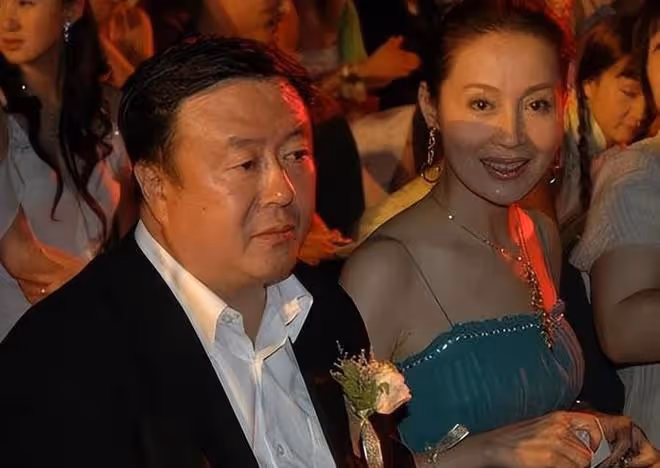 央視主持董浩辦畫展,衣著樸素現老年斑,尤小剛前妻田歌貌美如花