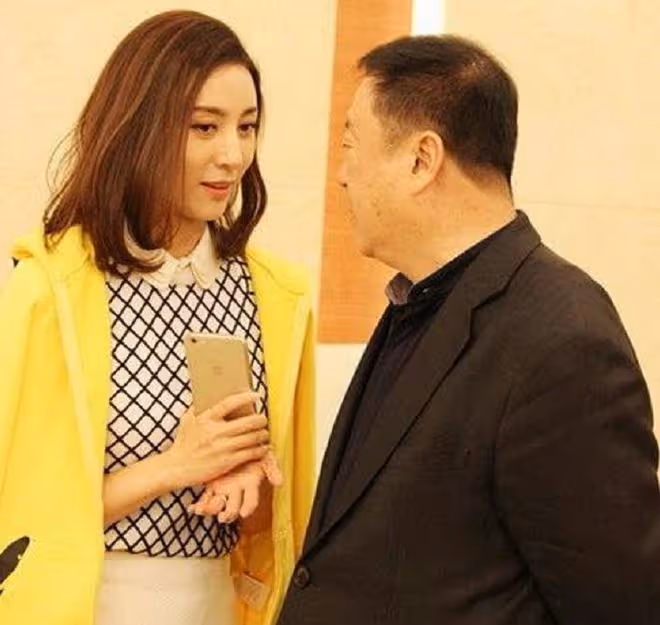 央視主持董浩辦畫展,衣著樸素現老年斑,尤小剛前妻田歌貌美如花