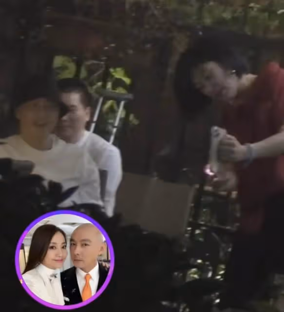 張衛健陪老婆應酬路邊苦等,張茜醉酒手舞足蹈,無子定居北京豪宅