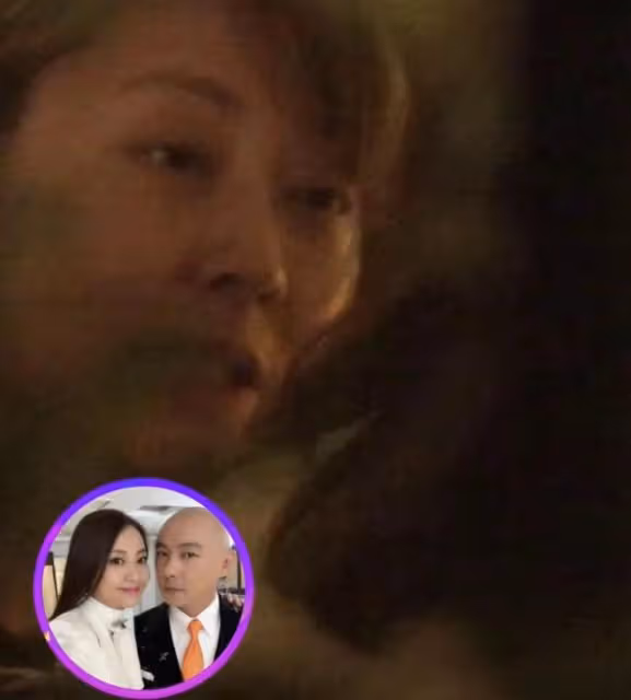 張衛健陪老婆應酬路邊苦等,張茜醉酒手舞足蹈,無子定居北京豪宅