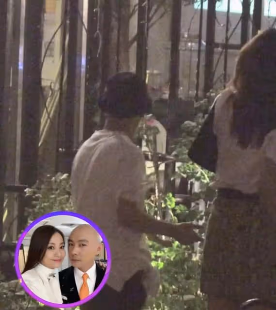 張衛健陪老婆應酬路邊苦等,張茜醉酒手舞足蹈,無子定居北京豪宅