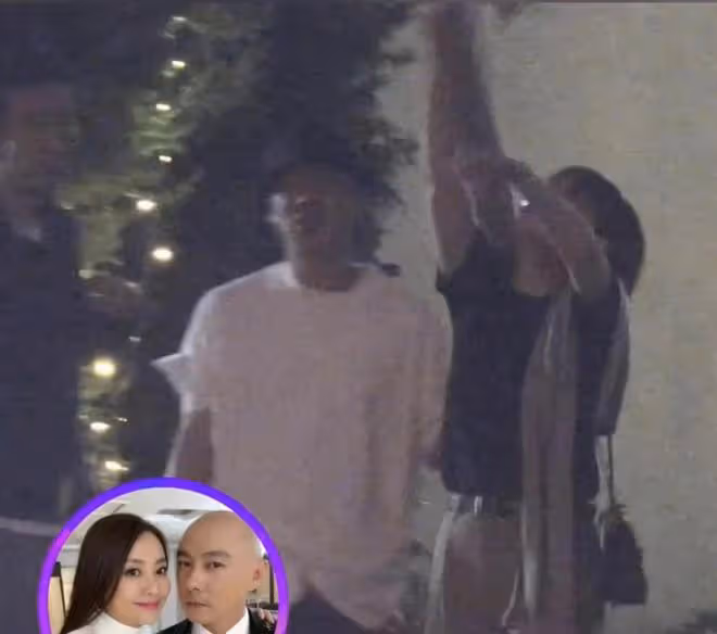 張衛健陪老婆應酬路邊苦等,張茜醉酒手舞足蹈,無子定居北京豪宅