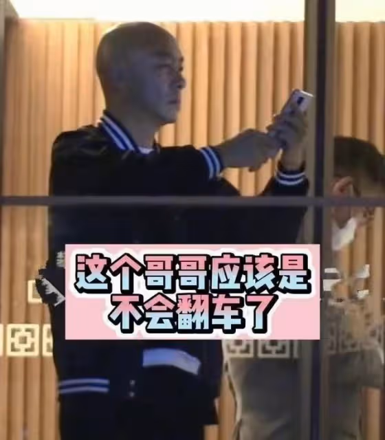 張衛健陪老婆應酬路邊苦等,張茜醉酒手舞足蹈,無子定居北京豪宅