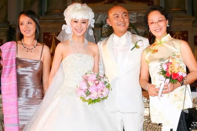 張衛健陪老婆應酬路邊苦等,張茜醉酒手舞足蹈,無子定居北京豪宅