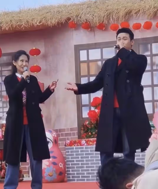 《中國婚禮》陸毅鮑蕾夫婦，穿黑色大衣參加網紅婚禮，被指不吉利