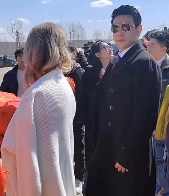 《中國婚禮》陸毅鮑蕾夫婦，穿黑色大衣參加網紅婚禮，被指不吉利