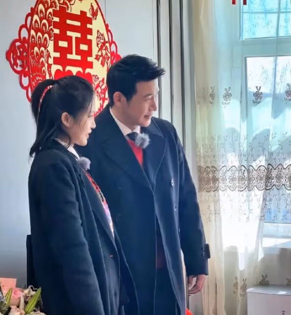 《中國婚禮》陸毅鮑蕾夫婦，穿黑色大衣參加網紅婚禮，被指不吉利
