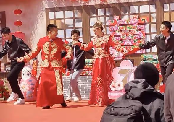 《中國婚禮》陸毅鮑蕾夫婦，穿黑色大衣參加網紅婚禮，被指不吉利