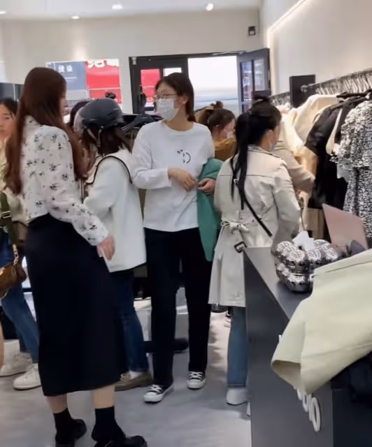 陳亞男逆襲了，服裝店生意火爆，與大衣哥兒子的婚姻已成過眼雲煙