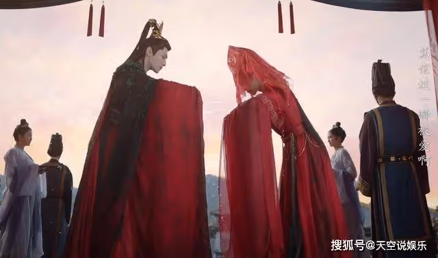 《長月燼明》大婚之日,澹臺燼穿的綠色婚服,處處透露著君王的卑微